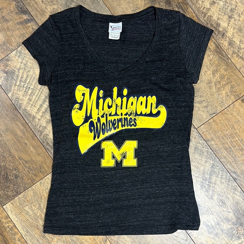 CAMPUS LIFESTYLE Michigan Wolverines V-Neck T-Shirt, Size L, EUC